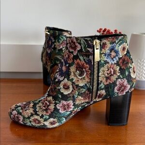 Bella Vita tapestry ankle booties Block heel
multicolored fabric zippered EUC